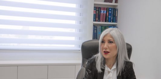 הקשר עם המורה הצעיר הפך לרומנטי